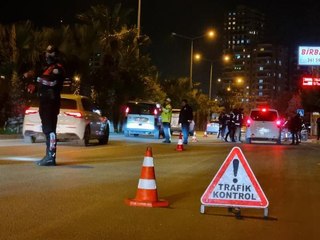 ADANA'DA 2 BİN POLİSLE DRON DESTEKLİ ASAYİŞ UYGULAMASI 61 ŞÜPHELİ YAKALANDI