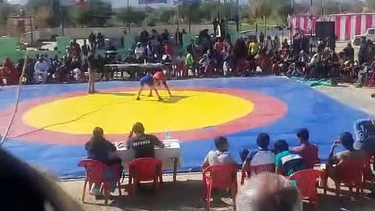 राजस्थान में यहां राज्य स्तरीय ओपन कुश्ती प्रतियोगिता में दमखम दिखा रहे पहलवान