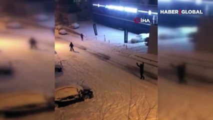Ankara’da karla kaplı sokakta kayak keyfi kamerada