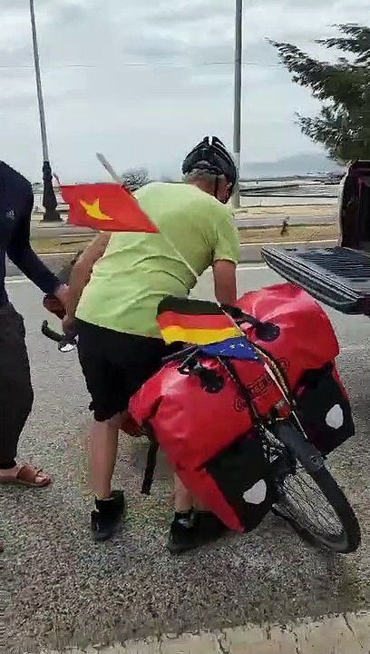 Đường gió to, vị khách Tây may mắn vì được cặp vợ chồng giúp đỡ