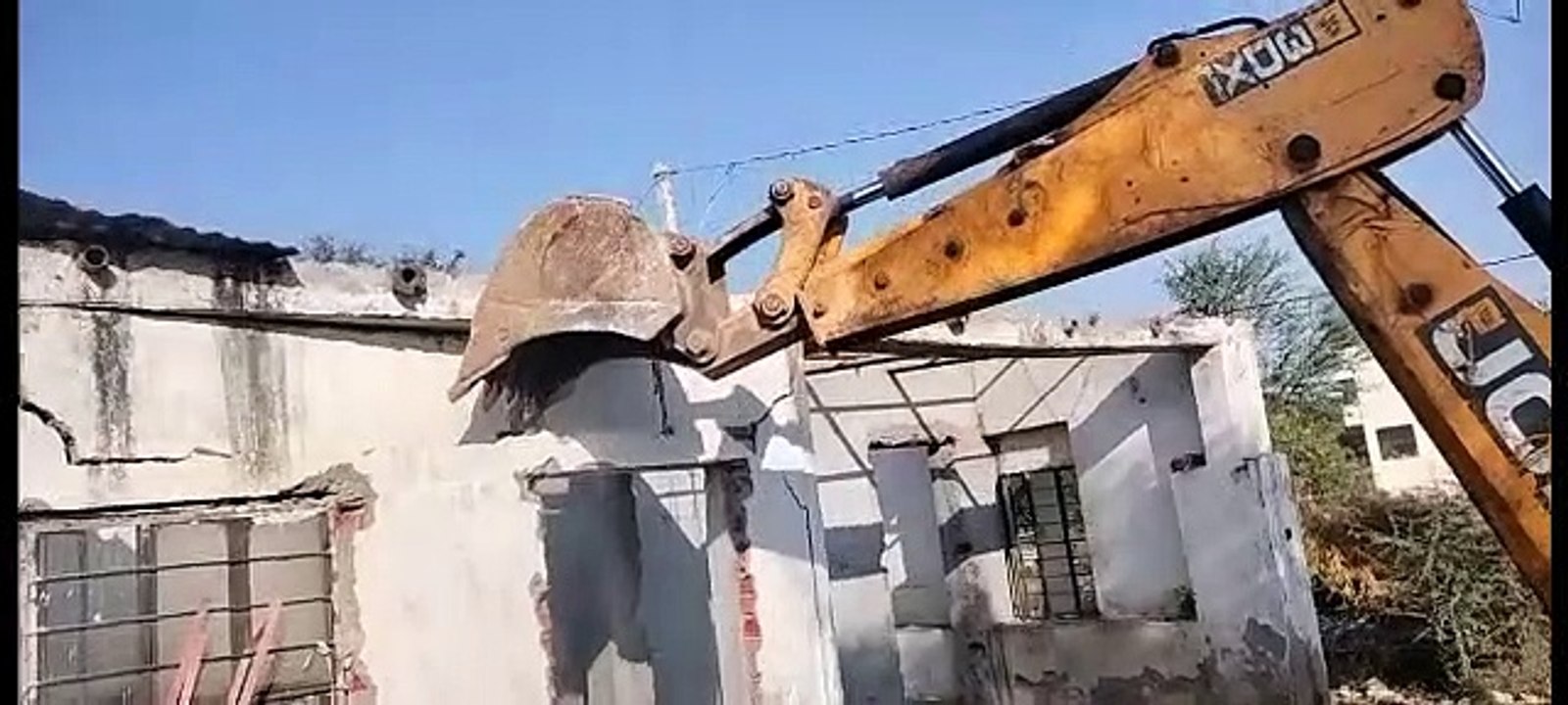 नोटिस के बाद भी नहीं माने अतिक्रमी, सात करोड़ रुपए की जमीन को कराया मुक्त
