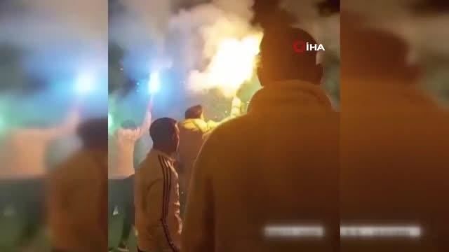 Asker eğlencesinde meşaleler yakıp otomobilleriyle yolu trafiğe kapattılar