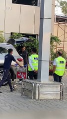 Скачать видео: Abhishek Bachchan, Aishwarya Rai Bachchan and Daughter Aaradhya Snapped at Kalina Airport