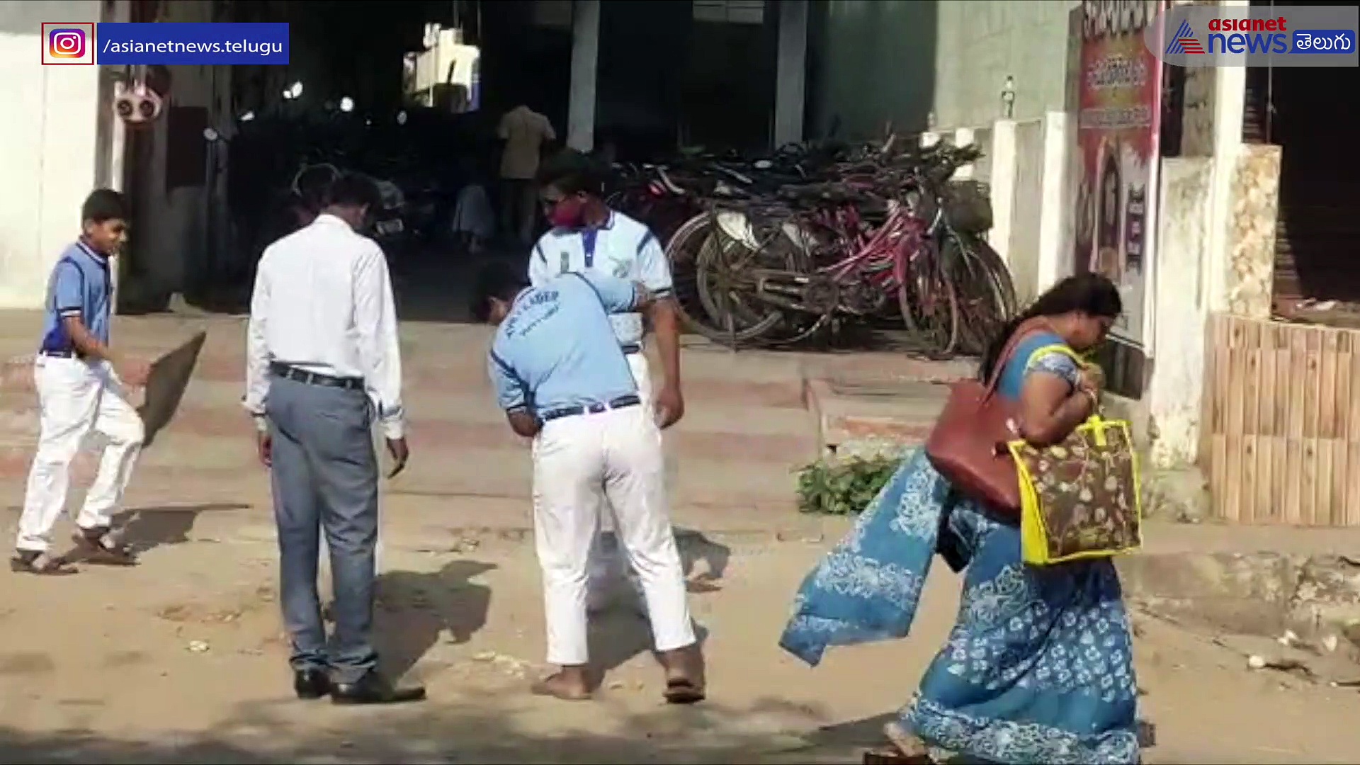 ప్రైవేట్ స్కూలు నిర్వాకం.. స్కూలు పిల్లలతో పలుగు, పార పట్టించి పనులు..