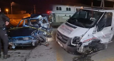 Kamyonet ile otomobil çarpıştı: Ölü ve yaralılar var