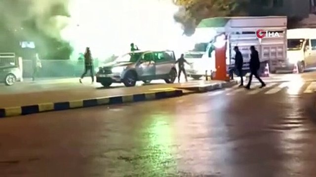 Küçükçekmece’de asker eğlencesinde otomobilleriyle yolu trafiğe kapattılar