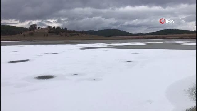 Kısmen buz tutan Buldan Gölü'nün keyfini kazlar çıkardı