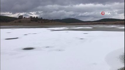 Kısmen buz tutan Buldan Gölü'nün keyfini kazlar çıkardı