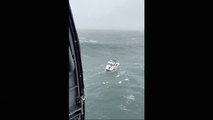 Rescatan a un hombre en EEUU después de que una ola de doce metros hundiera su barco