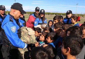 POLİSİN DAĞITTIĞI ASKERİ MONTU GİYİP, 'BEN KOMUTAN OLACAĞIM' DEDİ