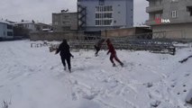 Çocuklar tatilin son günlerinde karla doyasıya eğleniyor