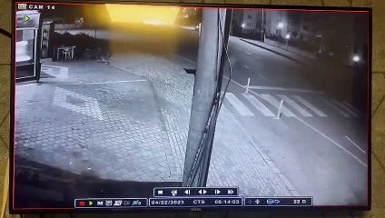 Şoför uykuya daldı, araba geri geri bahçeye uçtu