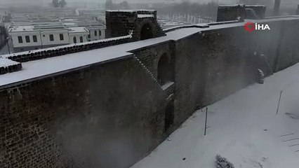 Ölümü göze alıp kar manzarası fotoğrafı çektiler