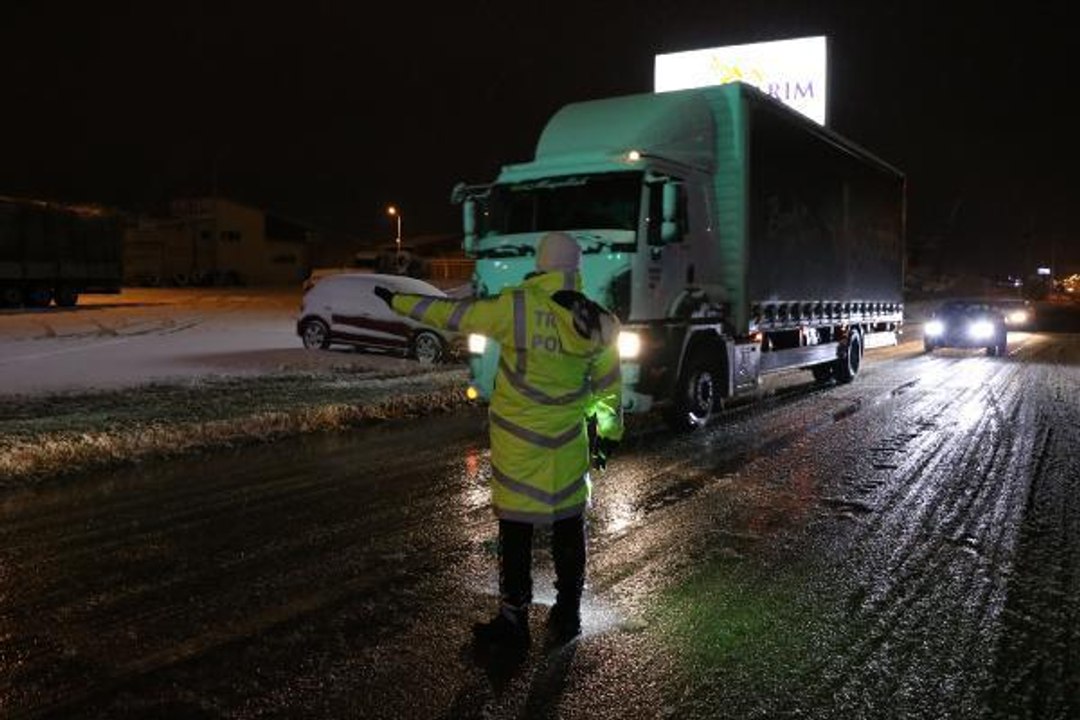 AFYONKARAHİSAR-ANTALYA YOLUNDA ULAŞIMA 'KAR' ENGELİ