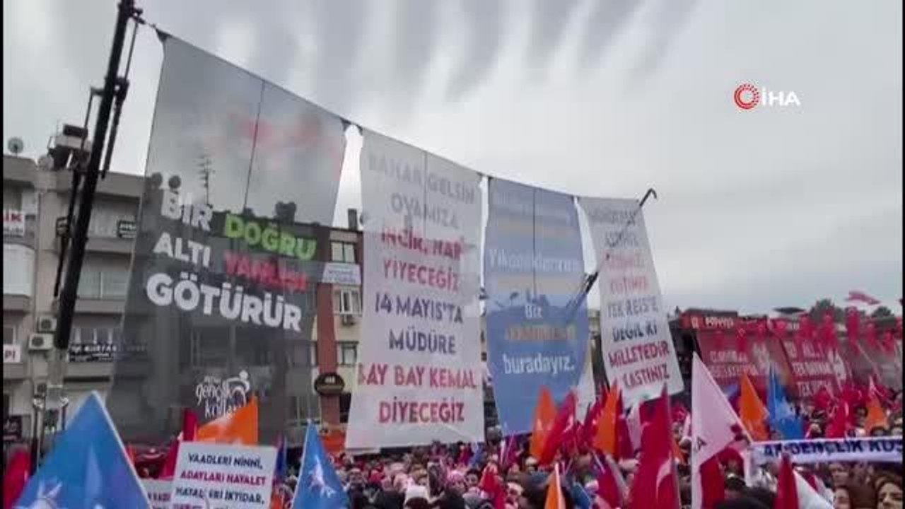 Cumhurbaşkanı Erdoğan'ın miting alanındaki afişler dikkat çekti