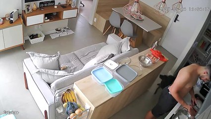 Un chien sournois mange un bol plein de poulet - Buzz Buddy