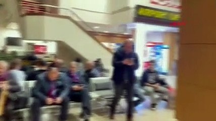 Havalimanında uçak rötar yapınca horon teptiler