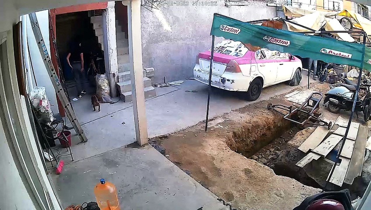 Une femme tombe dans un trou à l'extérieur de la maison - Buzz Buddy