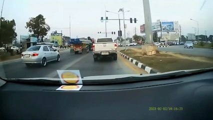 Un camion tournant perd sa cargaison à l'intersection - Buzz Buddy