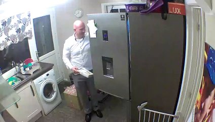 Un homme trébuche sur un réfrigérateur à ouverture de boîte - Buzz Buddy