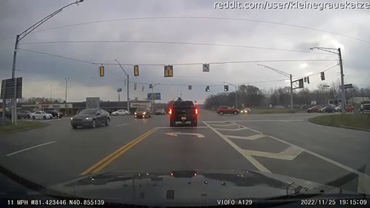 La voiture se fait désosser en tournant le SUV - Buzz Buddy