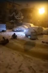 Karda poşetle kayan 2 kadına otomobil çarptı