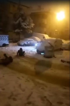 Karda poşetle kayan 2 kadına otomobil çarptı