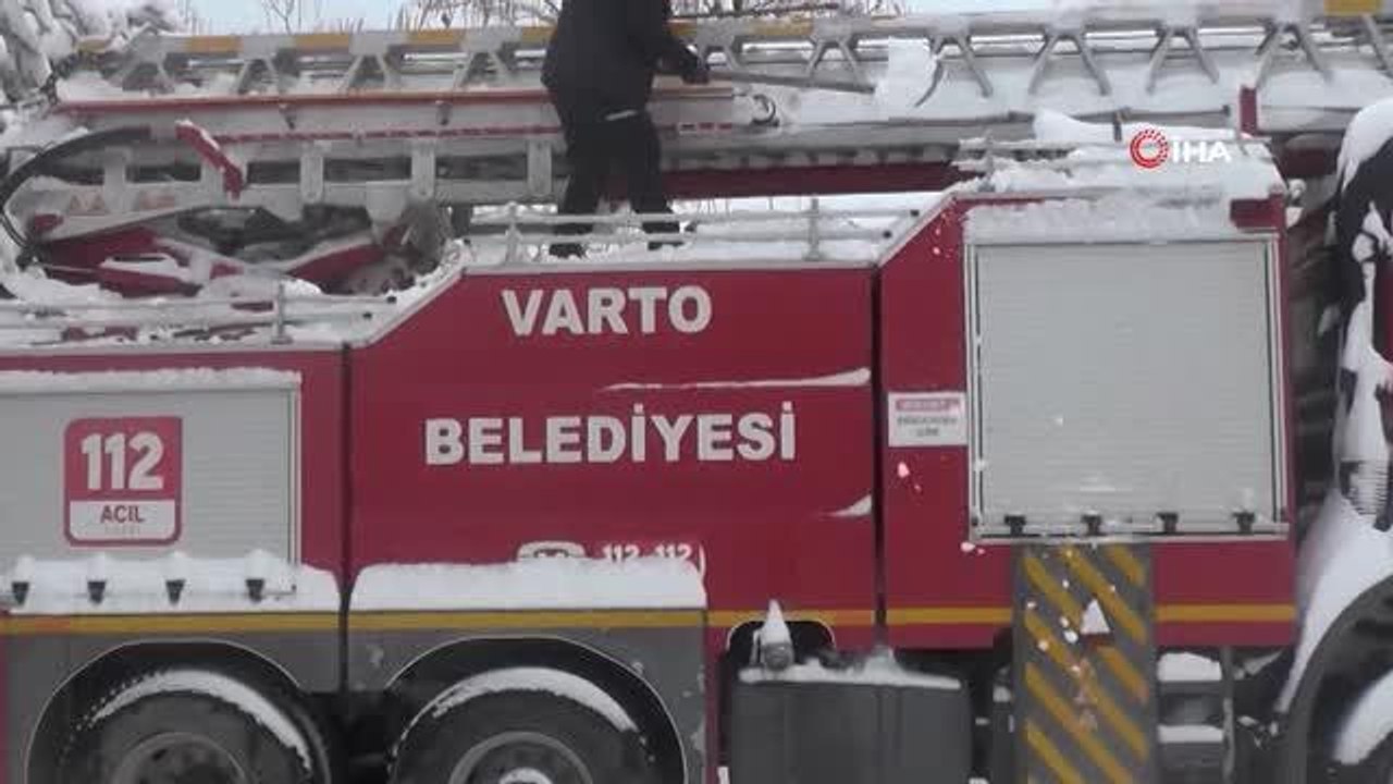 Belediye ekipleri günde bin 200 ton kar ilçe dışına taşıyor