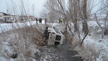 Aksaray’da işçi servis minibüsü buzlanan yolda devrildi: 2 yaralı