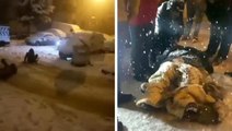 Kar keyfi faciayla sonuçlandı! Poşetle kayan 2 kadının otomobilin altına girme anı kamerada
