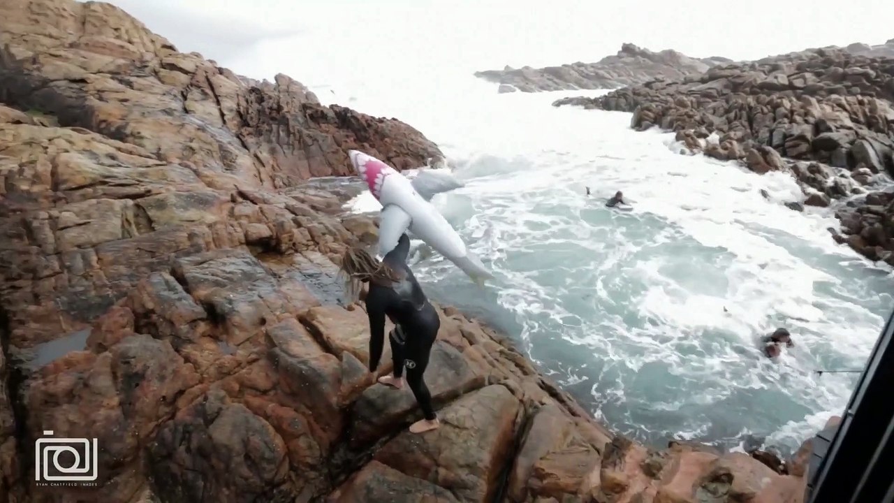 Ces fous se jettent à la mer en pleine tempête