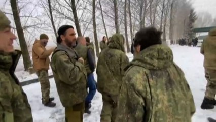 Ucraina, la Russia mostra il ritorno di 63 militari catturati