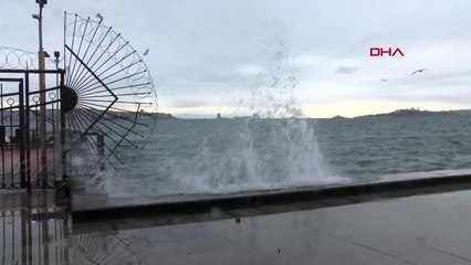 İSTANBUL-İSTANBUL'DA FIRTINA; BAZI VAPUR SEFERLERİ YAPILAMIYOR