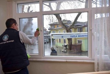 Tuzla'da yaşlı ve ihtiyaç sahibi vatandaşların evleri düzenli olarak temizleniyor
