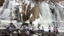 KISMEN DONAN MURADİYE ŞELALESİ'NDE YÜZDÜLER