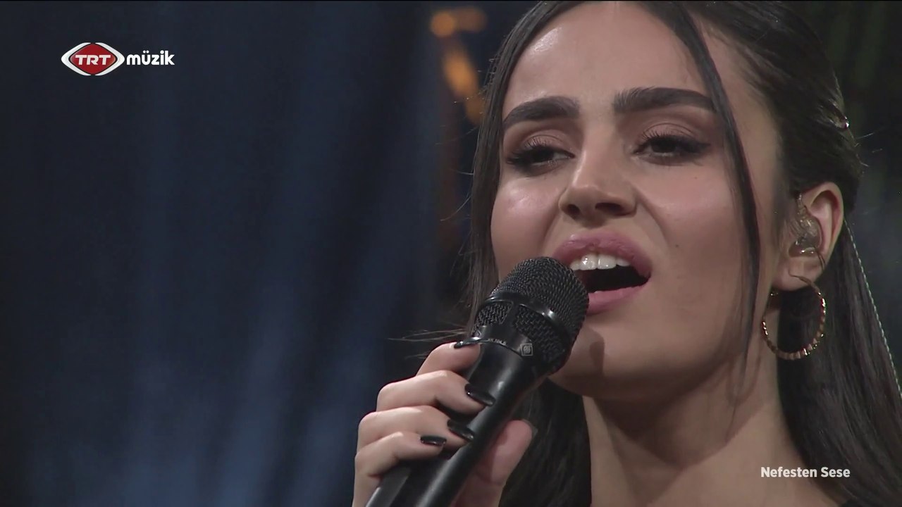 Elif Buse Doğan / Gizli aşk bu söyleyemem derdimi hiç kimseye