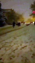 Kar keyfi faciayla sonuçlandı! Otomobilin altına böyle girdiler