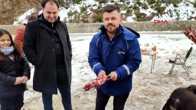 ULAŞIMDA AKSAMALAR YAŞANAN KOZAN-FEKE YOLU AÇILDI