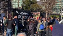 Cospito, anarchici in piazza a Roma. Striscione Il carcere uccide