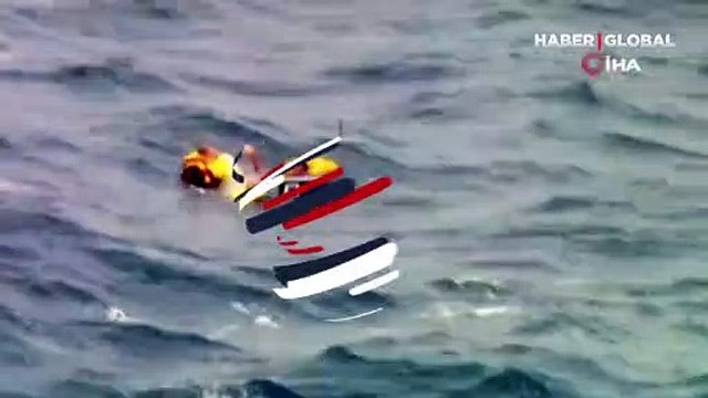 Denizde can pazarı! Soğutucuya tutunarak yardım beklediler... O anlar kamerada