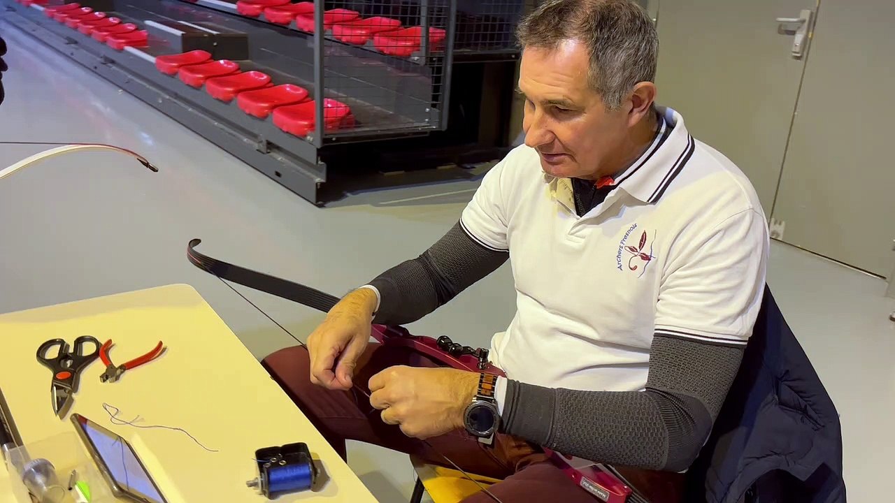 Quand Pascal regarde un tuto avec musique d'ascenseur pour fabriquer un nock set en fil...  Si vous ne comprenez rien à ce titre, c'est normal, passez voir Pascal ou Caroline, ils se feront une joie de vous expliquer de quoi il s'agit...