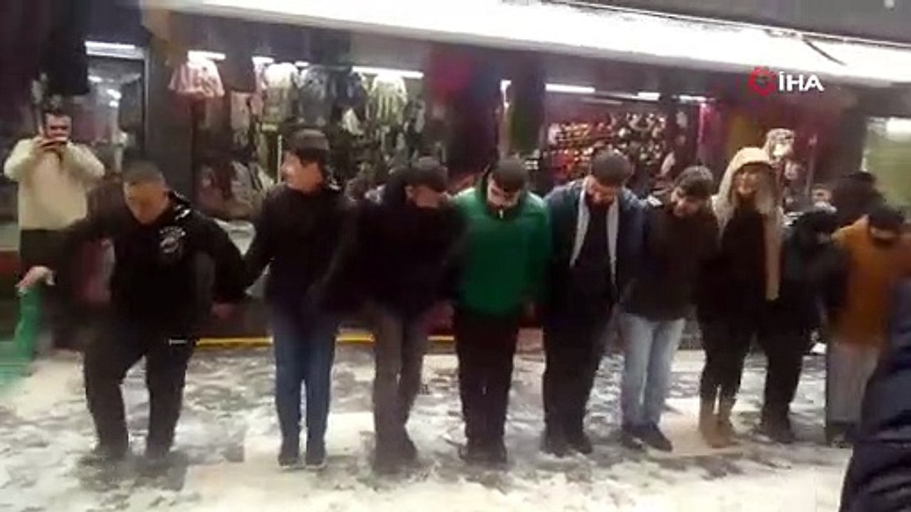 Kar yağışı halayla karşılandı