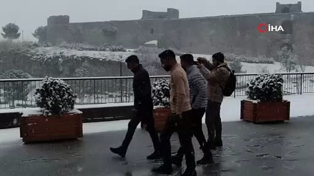 UNESCO listesindeki asırlık surlar beyaz gelinlik giydi