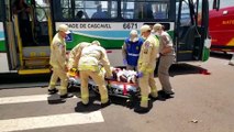 Passageira de ônibus fica ferida após forte colisão na Avenida Brasil