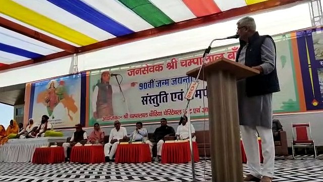 जो लोग सेवा के कार्य करते उनका सम्मान करना चाहिए