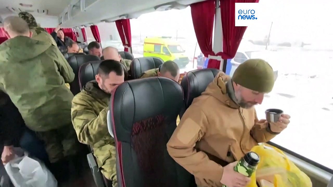 Nach monatelanger Gefangenenschaft: ukrainische und russische Soldat:innen ausgetauscht