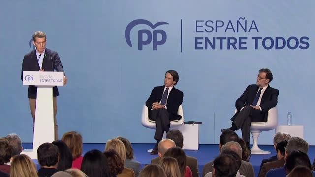 Feijóo presume ante Aznar y Rajoy de haber unido al partido