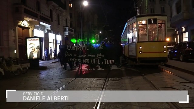 Cospito, i manifestanti lanciano fumogeni addosso ai giornalisti, ferito un cameraman