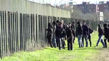 Download Video: Cospito, anarchici in presidio al carcere di Opera: lancio di sassi e insulti ai cronisti