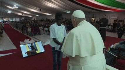 El papa se reúne con desplazados de Sudán del Sur y pide el fin de violencia